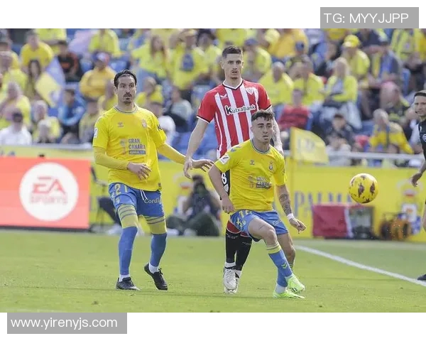 东京绿茵迎战新泻天峨精彩对决双方球员全力以赴争夺胜利