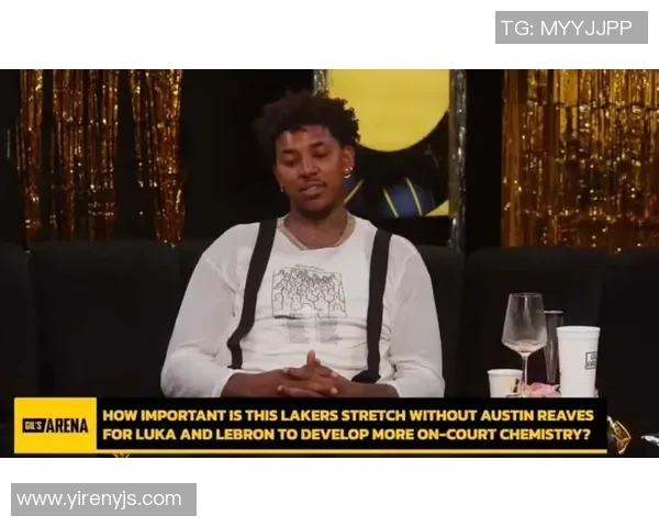 尼克杨重返湖人赛场引发热议球迷期待昔日辉煌再现 尼克杨重返湖人赛场引发热议球迷期待昔日辉煌再现