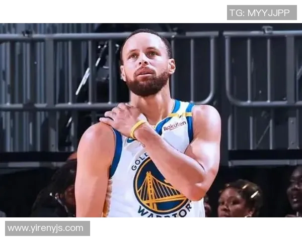 汤普森与快船对决战靴分析揭示球场风格与技术特点